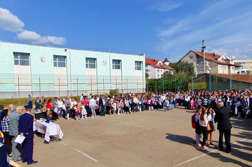copii-fericiti-scoala-george-enescu-moinesti-curtea-scolii